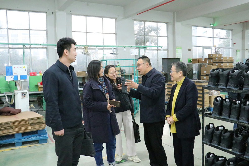 山東省皮革協(xié)會(huì)研究所馬書記一行蒞臨百華鞋業(yè)指導(dǎo)工作