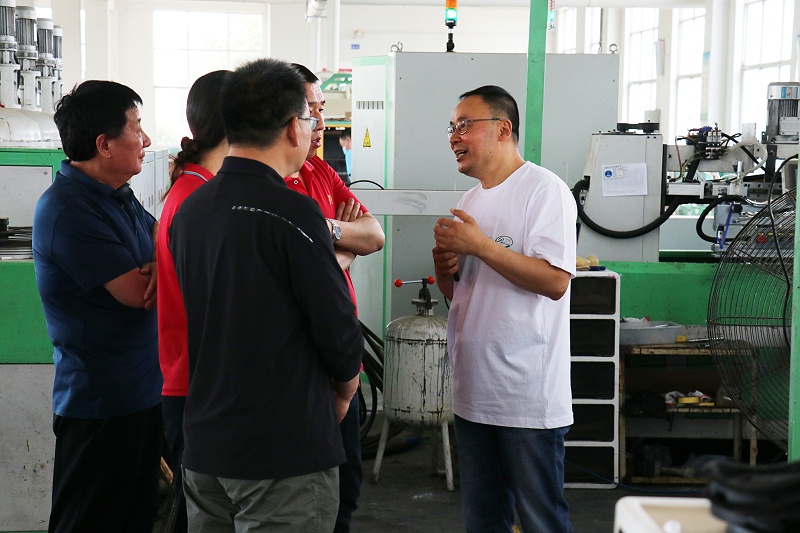 縣中小企業局領導與金猴集團一行蒞臨百華鞋業參觀